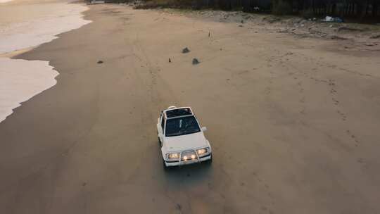 沙滩沙滩上的白色汽车视频素材模板下载