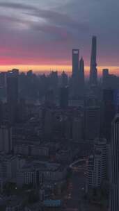 暮光之城中国上海天际线全景鸟瞰垂直视频