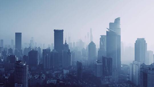 上海迷雾中的都市建筑
