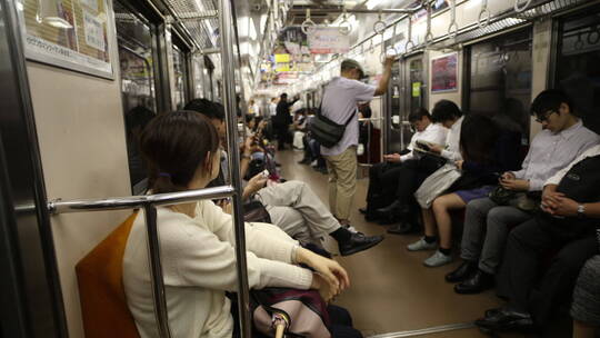 东京地铁上的乘客
