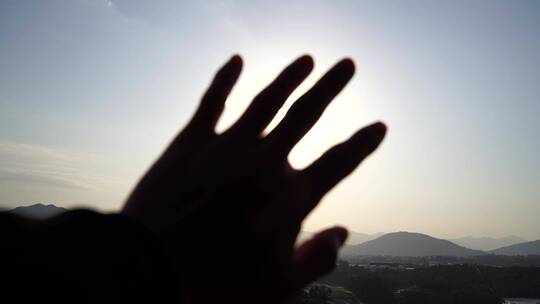 手握阳光握住拳头伸手遮住太阳光希望未来