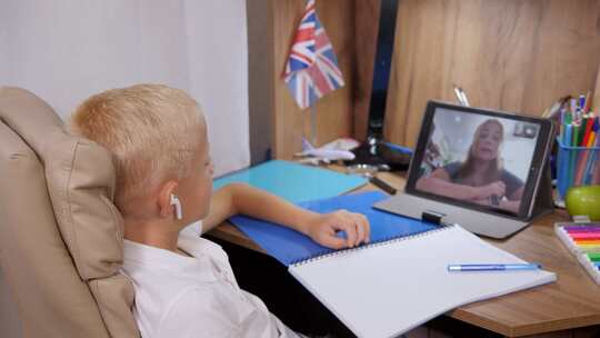 男孩在上网课视频素材模板下载