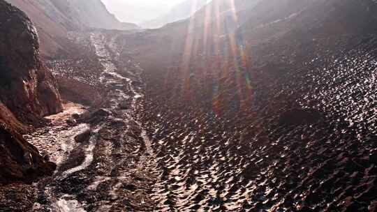 攀登火山天线的人