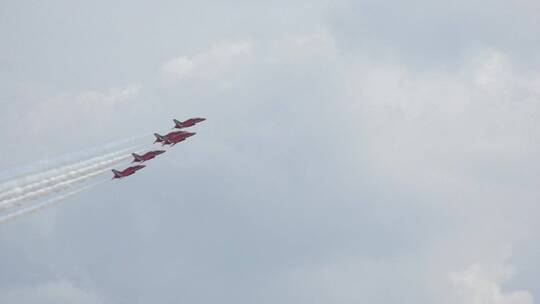 喷气式飞机在天上列队飞行