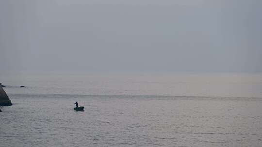 海南三亚海岛早晨海上日出丁达尔风光