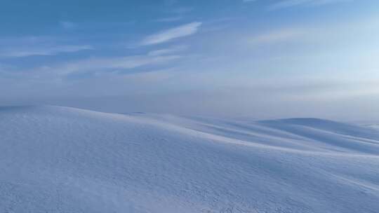 广阔无垠的纯净雪原风光