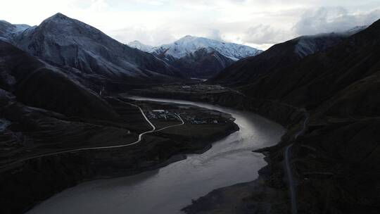 青海玉树三江源国家公园通天河雪山风光