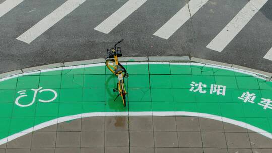 共享单车雨中路边视频素材模板下载