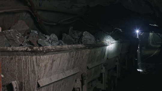 煤矿矿工开着小火车运输开采完成的原矿矿石视频素材模板下载