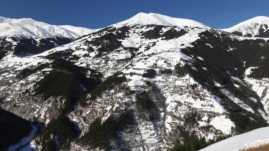 森林中山村的雪冬景观