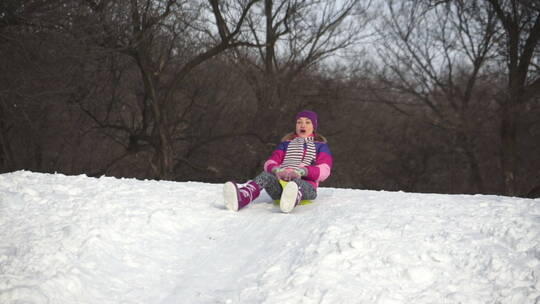 女人骑在雪橇滑雪