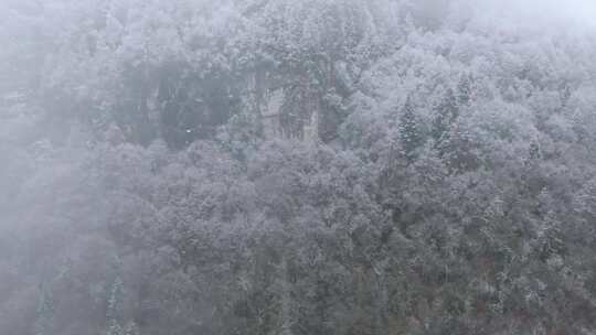 航拍山崖雪景