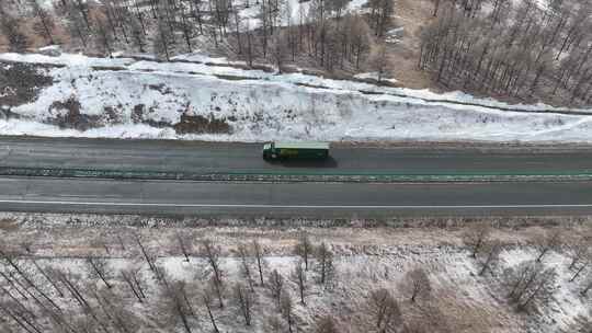 大兴安岭林区行驶的中国邮政物流汽车