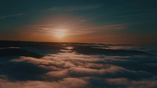 云雾缭绕的山林日出景观