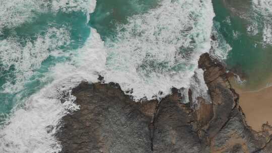 大海海边海浪冲击礁石