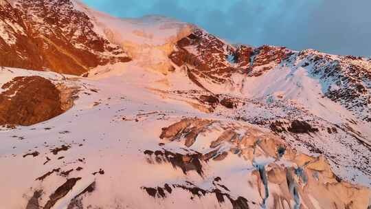 航拍川西横断山脉勒多曼因雪山日照金山风光