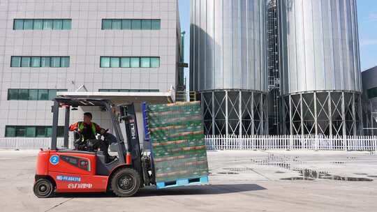 啤酒厂叉车运输啤酒发货