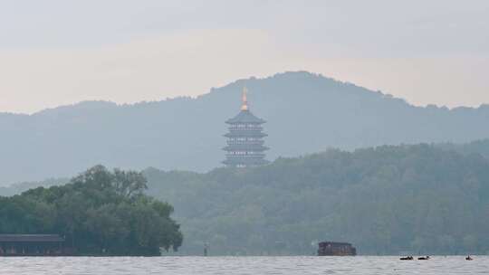 立冬早晨杭州西湖水面游船与雷峰塔水墨画