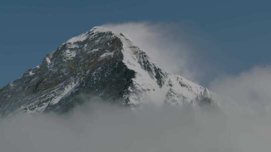 雪山云雾环绕景象
