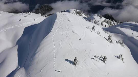 滑雪者从一座山上滑下