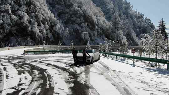 航拍旅行川西公路雪景雾凇奔驰轿车在雪地上