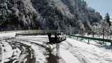航拍旅行川西公路雪景雾凇奔驰轿车在雪地上高清在线视频素材下载
