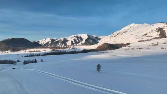 新疆阿勒泰地区禾木风景区雪山自然风光