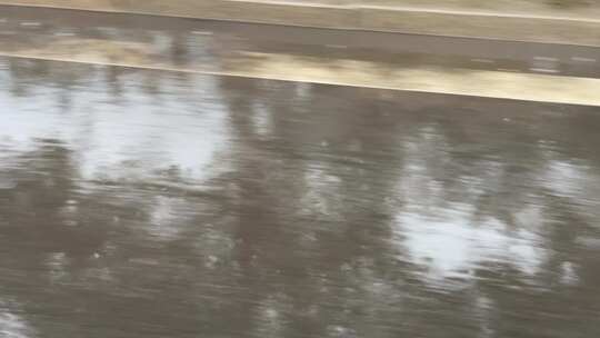 雨后路面倒影景象