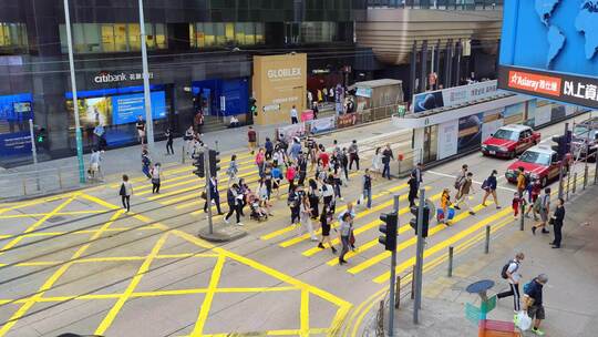 香港繁华地段过红绿灯人来人往日景视频8K