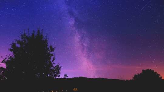 银河照亮的夜空星空