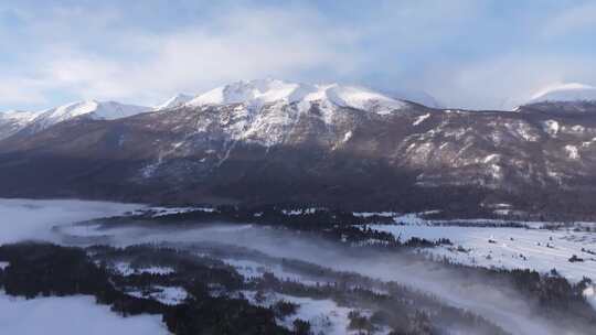 航拍新疆冬季喀纳斯河流晨雾雪山森林雪景