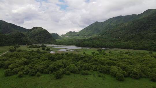 航拍初夏蓝天白云的湖北神农架大九湖7号湖