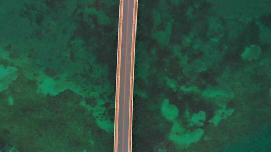 日本冲绳宫古岛，汽车穿过海洋大桥的鸟瞰图。伊拉克桥