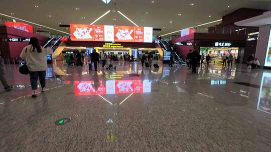 四川成都天府国际机场航站楼出发大厅旅客视频素材模板下载
