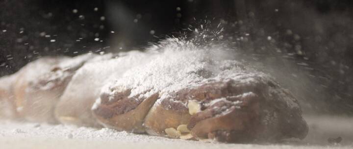 面包表面的糖粉被吹散