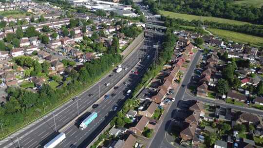 靠近高速公路的住宅和工业区