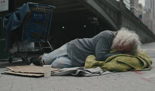 无家可归的乞丐躺在街上