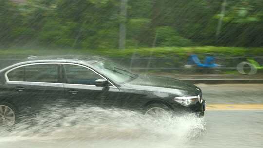 暴雨天道路交通出行