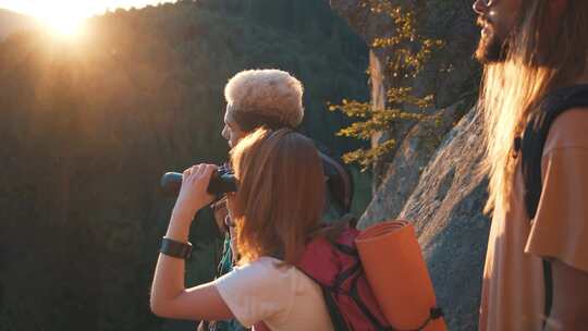 背包客，寻找，双筒望远镜，山