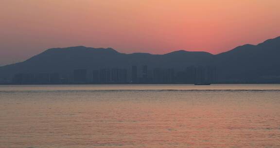 夕阳日落下海面和船空镜