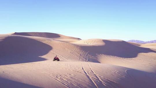 沙漠里的越野车