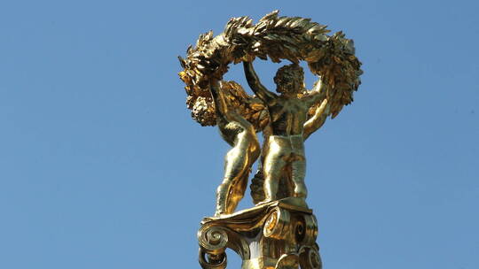 纪念碑上的金天使雕塑