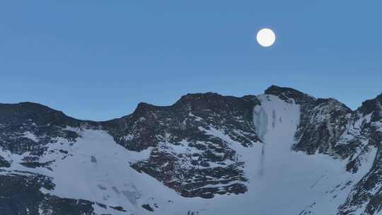 四川阿坝航拍月色下的岷山山脉四根香峰雪山视频素材模板下载