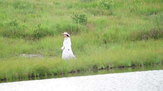 美女湖边小跑前行