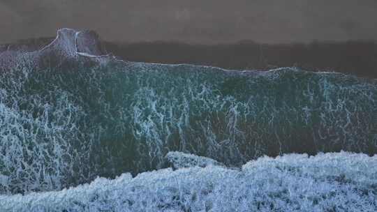夕阳下的深圳西涌海岸线、沙滩海浪浪花航拍视频素材模板下载