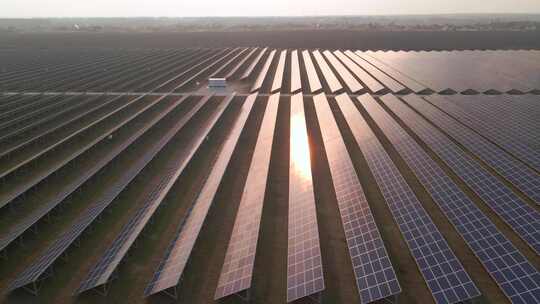 太阳能农场的大型太阳能电池板视频素材模板下载