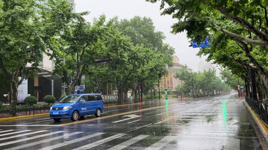 上海封城中的雨天路口环境
