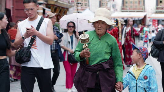 西藏拉萨八廓街大昭寺藏族人文游客