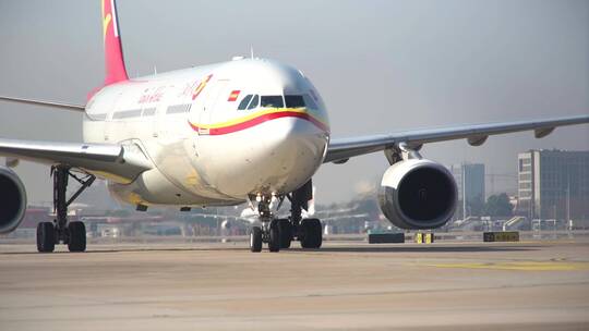 渤海航空A330飞机滑行