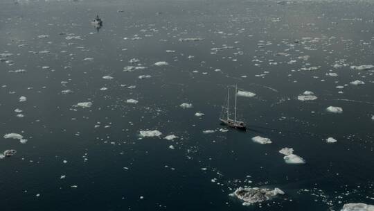 航拍格陵兰岛的帆船